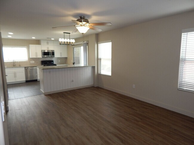 Building Photo - 2 Bedrooms - 2.5 bathrooms - Large Loft Area