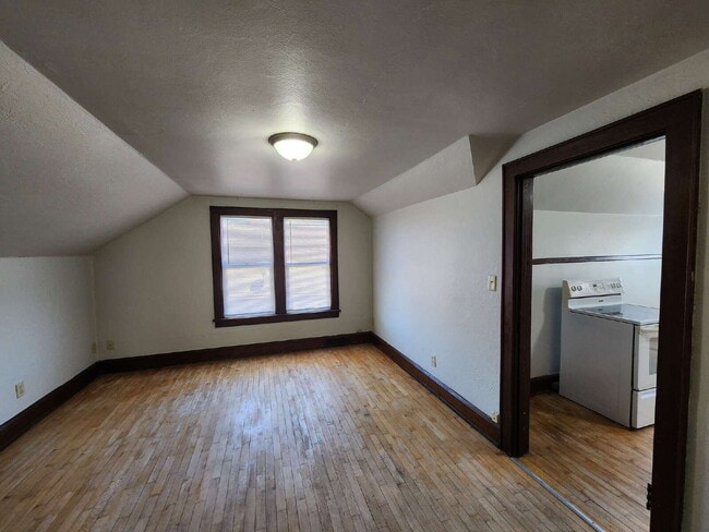 Building Photo - 1 Bedroom Upper