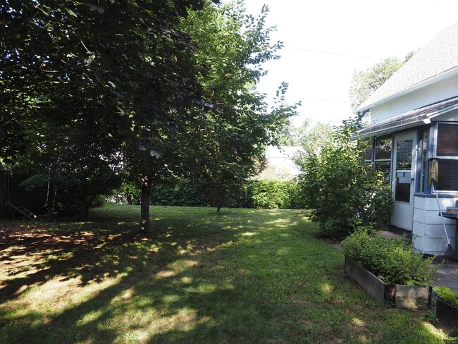 Building Photo - 87 Starkweather St