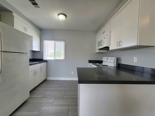 Building Photo - 224 N 13th St