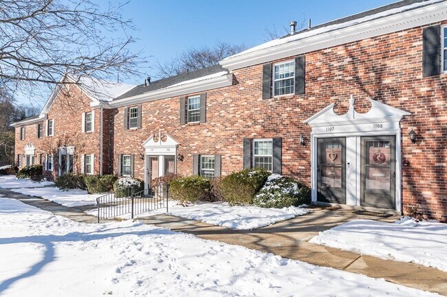 Building Photo - 1107 Windsor Dr