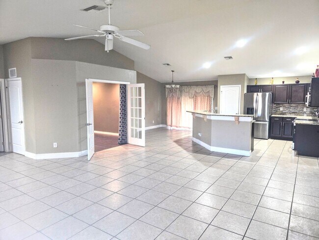 Foto del edificio - Large Family Home-Great Location! 3/2/2 + ...