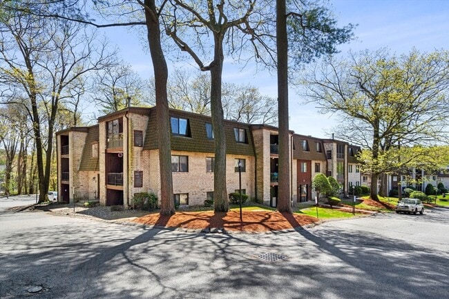 Building Photo - 3 Greenbriar Dr