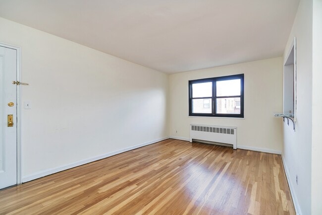 Building Photo - 2335 Hudson Terrace