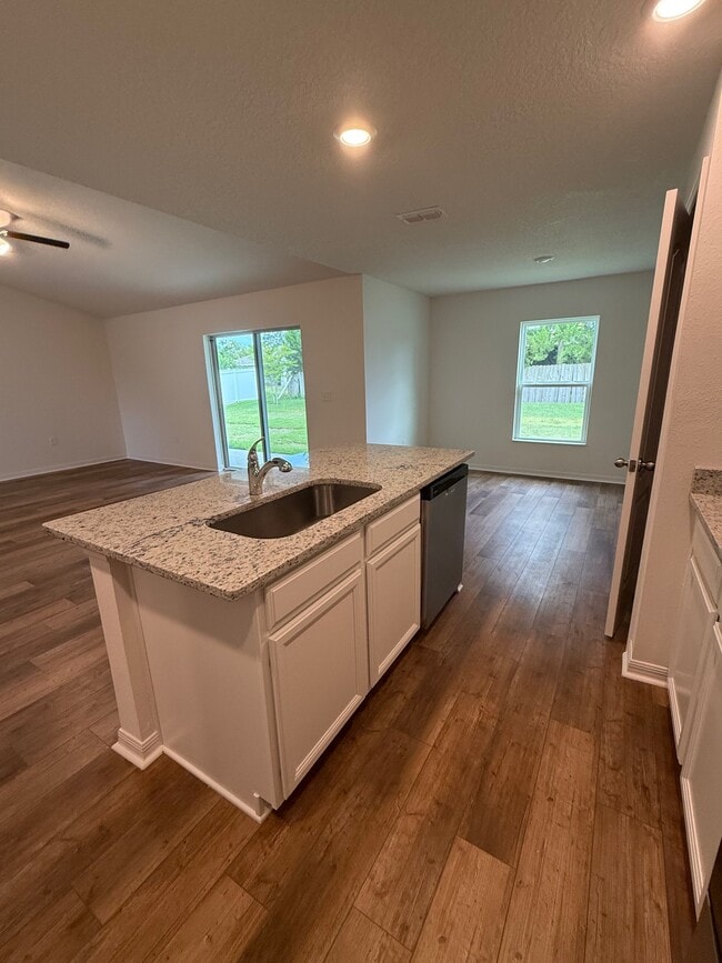 Building Photo - 15 Rivera Ln