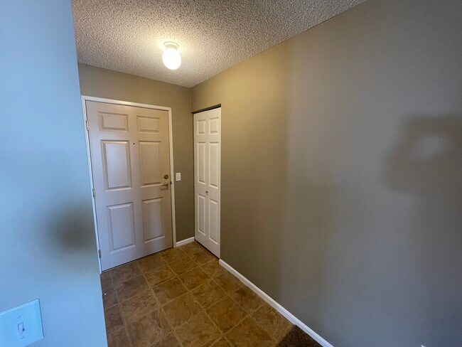 Apartamento de 2 habitaciones y 2 baños con entrada independiente. - Goettens Grove Apartments