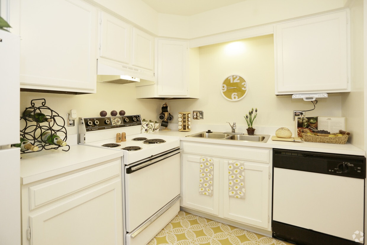 Primary Photo - Sutton Club Apartments