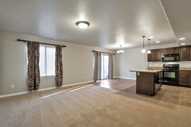 Foto del edificio - Pet Friendly Townhome w attached 2 car garage