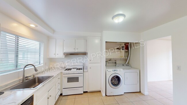 Foto del edificio - Large 3 Bedroom Townhome!