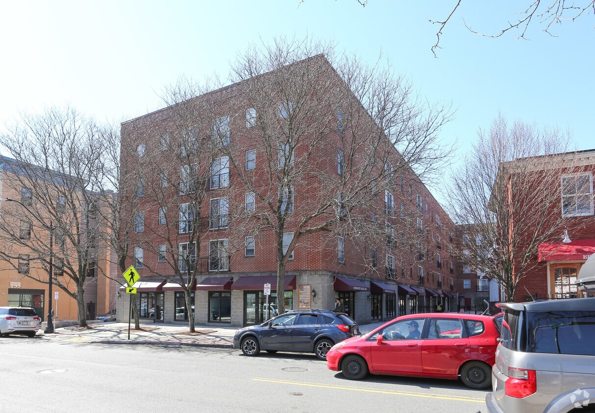 Hampton Court Apartments in Northampton, MA