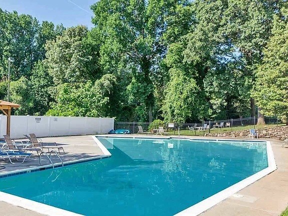 Swimming Pool - 1800 Jefferson Park Ave