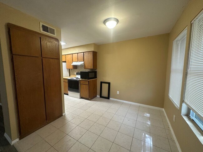 Foto del edificio - NEW IN MANAGEMENT - AVAILABLE NOW