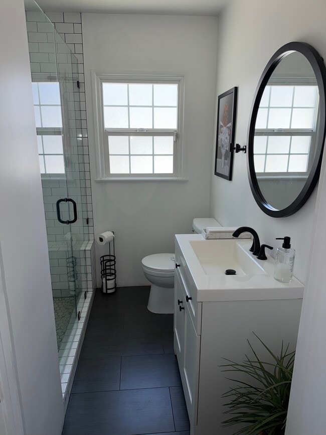 Foto del edificio - 8365 Glencrest Dr