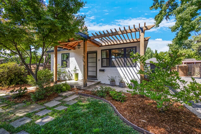 Building Photo - 1737 Laburnum Ave