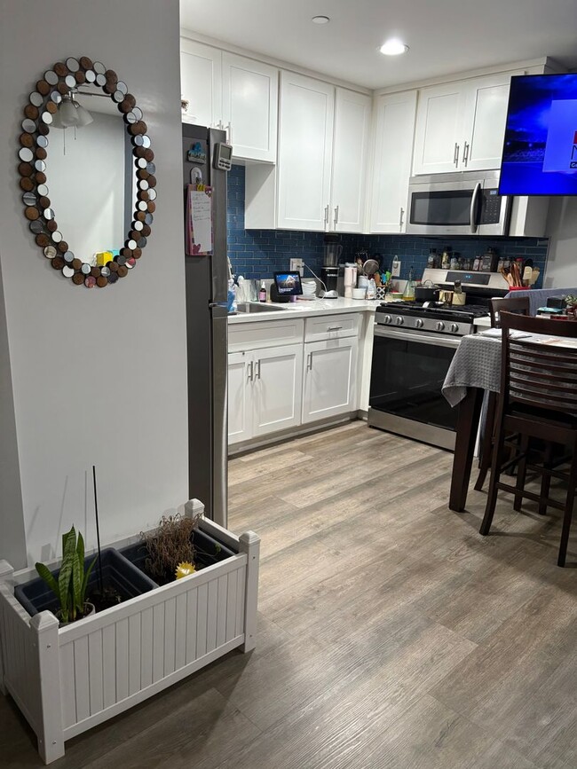 Building Photo - 829 E 2nd St