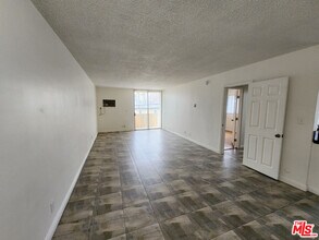 Building Photo - 425 S Kenmore Ave