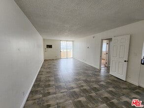 Building Photo - 425 S Kenmore Ave