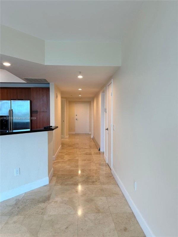 Foto del edificio - 15051 Royal Oaks Ln