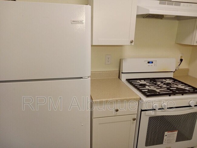 Foto del edificio - 12120 Menaul Blvd NE