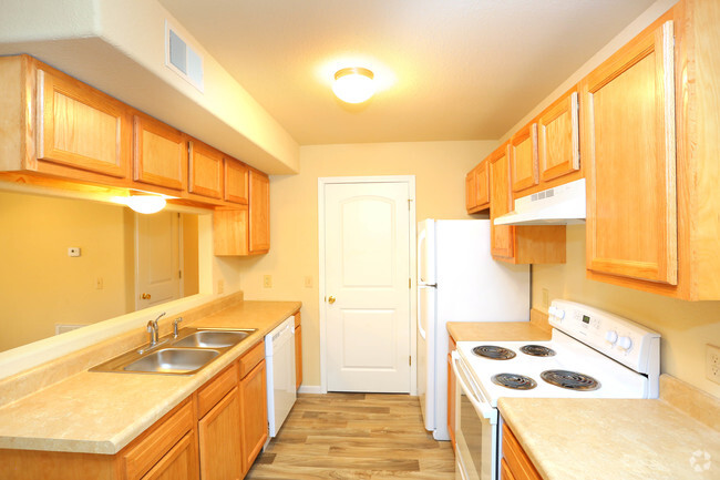 2BR, 2BA - 850 SF - Breckenridge Apartments