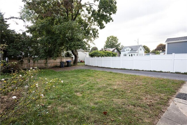 Building Photo - 144 Rutherglen Ave