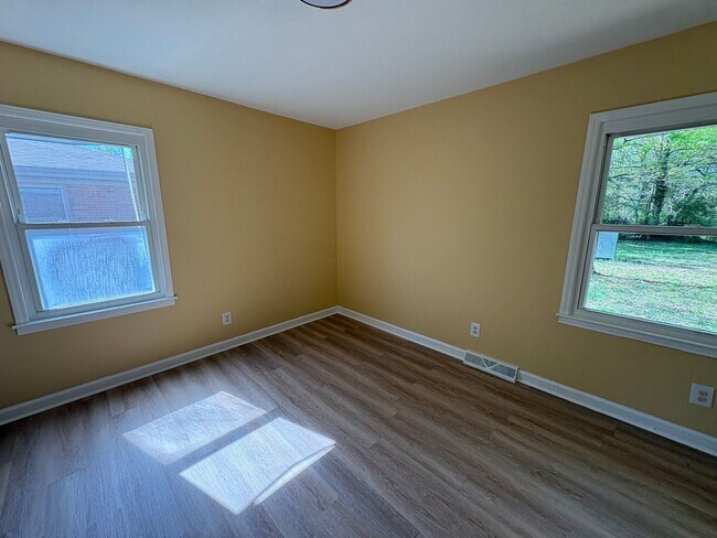 Building Photo - Adorable 3 Bedroom Home!!