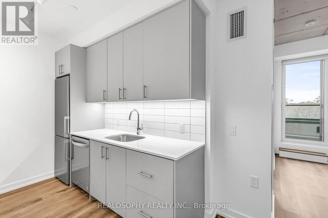 Building Photo - 115 Larchmount Ave
