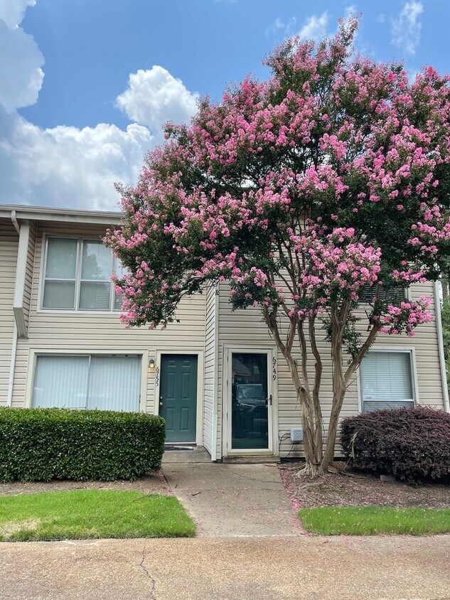 Foto principal - 1BD/1BA Townhouse located on the Germantow...
