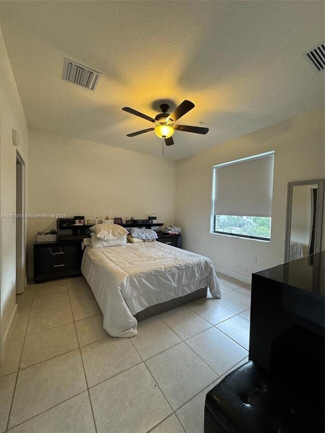 Foto del edificio - 7915 NW 104th Ave