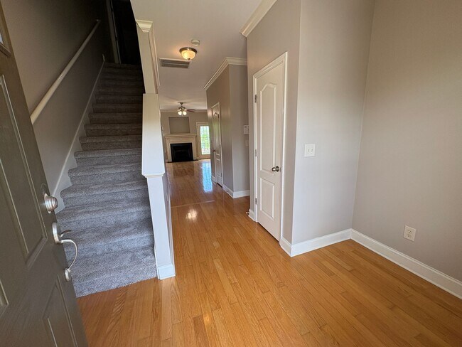 Foto del edificio - 735 Tulip Grove Rd