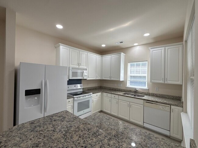 Building Photo - Spacious Townhome - Fresh Paint - New Carpet