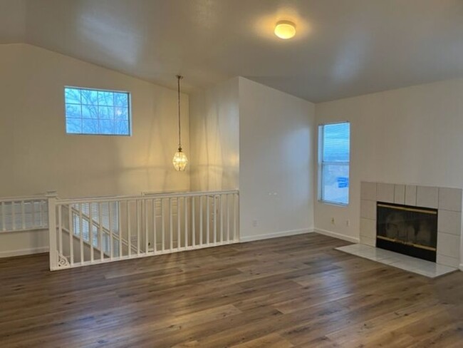 Building Photo - 4BD/3BTH SINGLE FAMILY HOME EAST PALMDALE