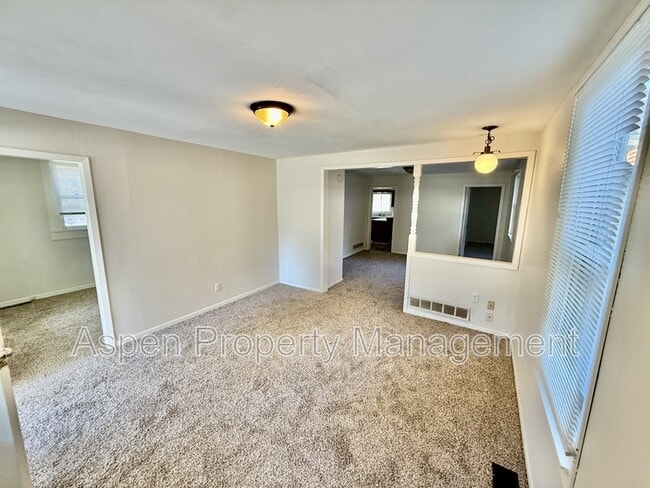 Foto del edificio - 420 Hedge Ave