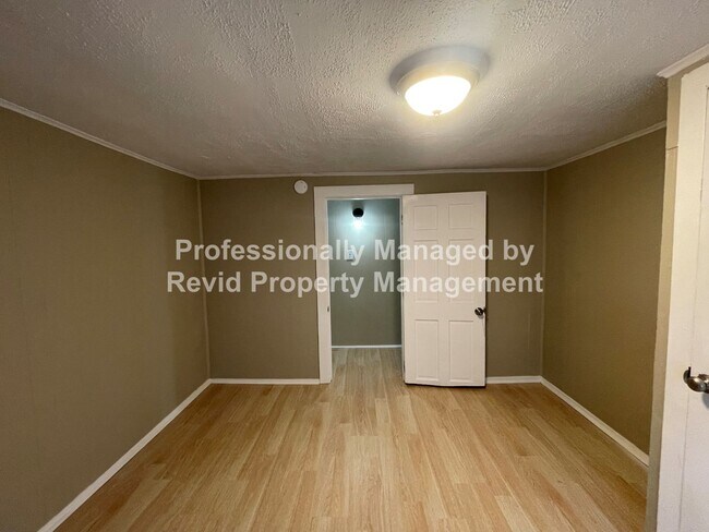 Building Photo - Modern home in Whiteaven!