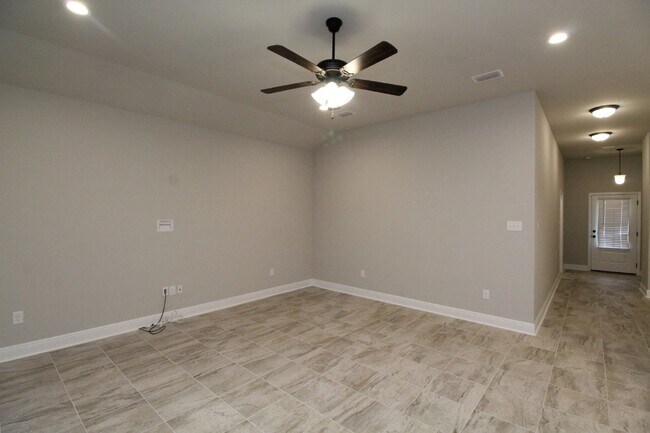 Foto del edificio - Spacious 3BR/2BA Home Near Navy Federal HQ with Split Floor Plan, High Ceilings & 2-Car Garage