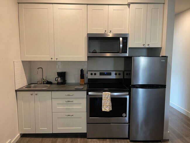 Building Photo - FURNISHED 1 BEDROOM 1 BATH APARTMENT  - BREMERTON