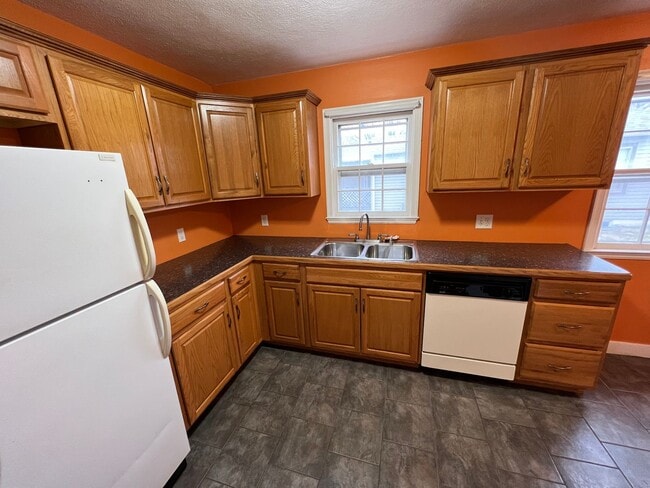 Building Photo - 2 Bed Pet Friendly House