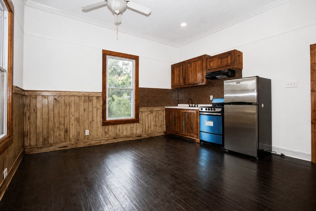 Building Photo - 546 Shull St