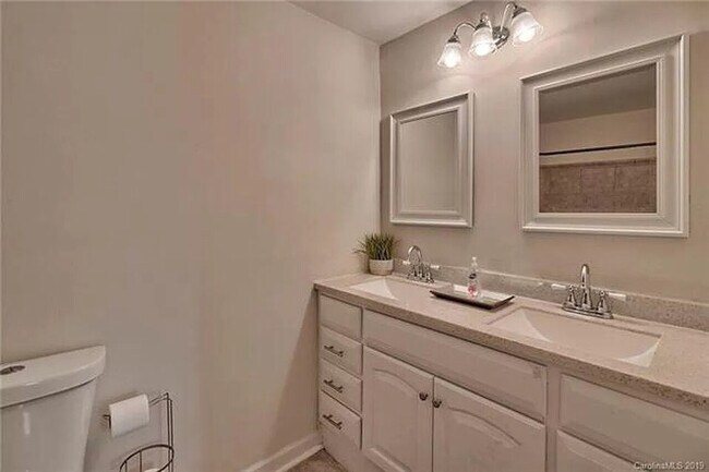 Building Photo - Rooms for rent in Charlotte