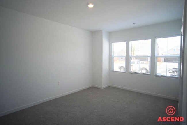 Building Photo - Beautiful New Home Off Gosford and McCutchen!