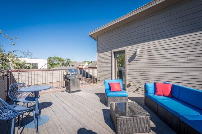 Foto del edificio - Henderson Ave Townhome with Rooftop Skyline Views
