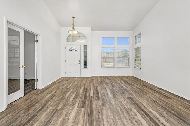 Foto del edificio - Spacious 4 Bedroom, 2 Bathroom Home!