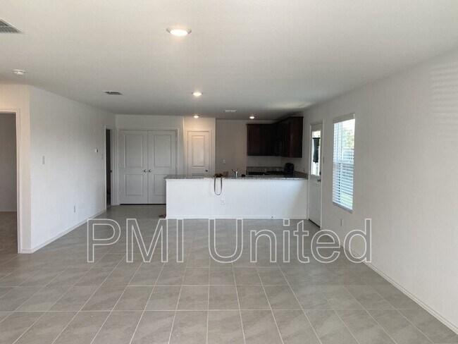 Foto del edificio - 1361 Plum Rd