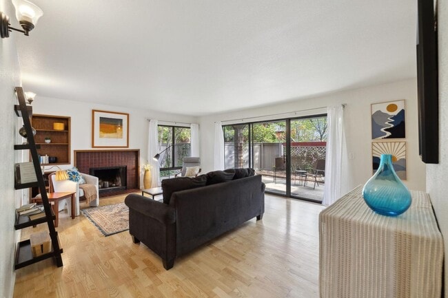 Building Photo - Beautiful Ground-Floor 2BR Condo on Stanfo...