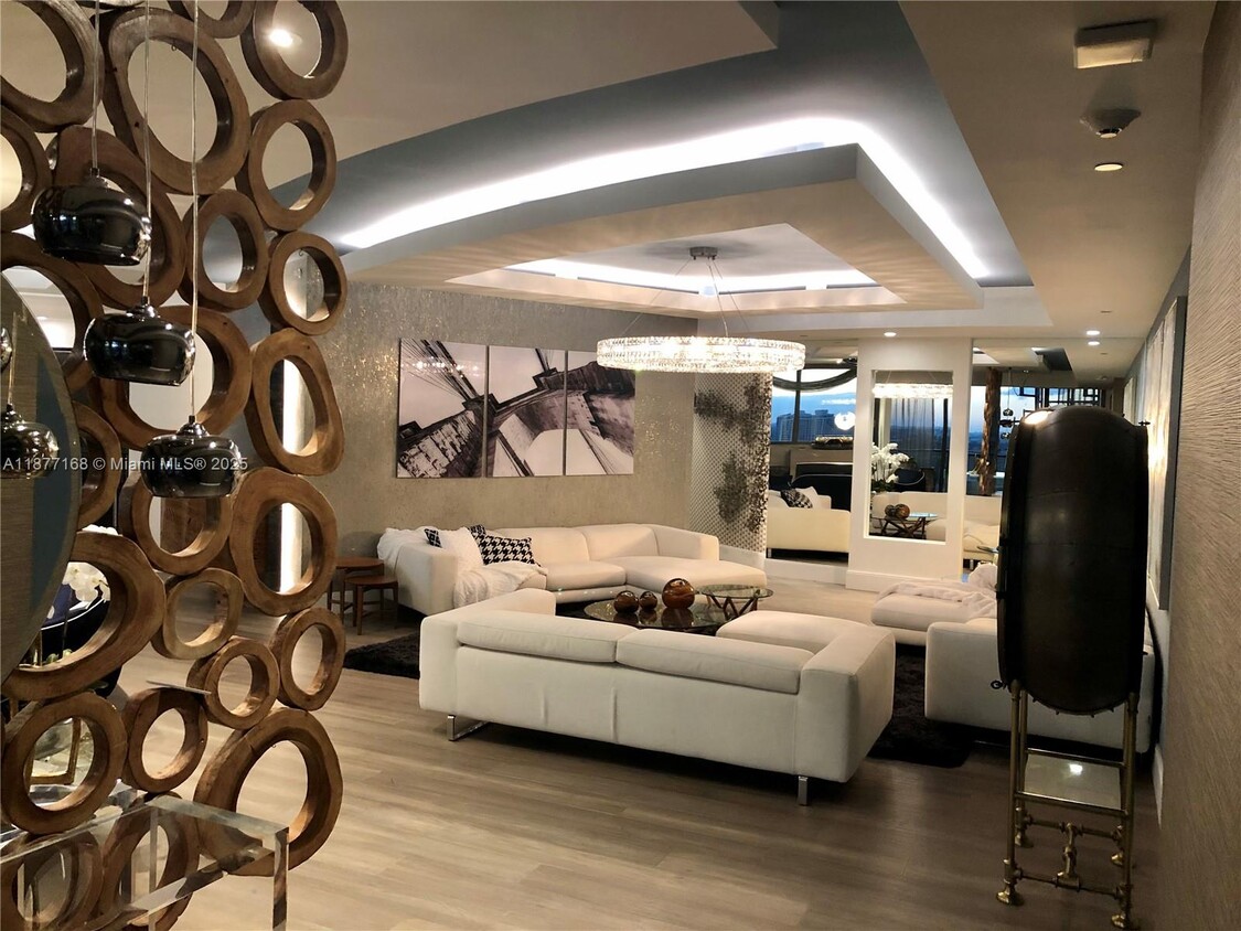 Foto principal - 18555 Collins Ave