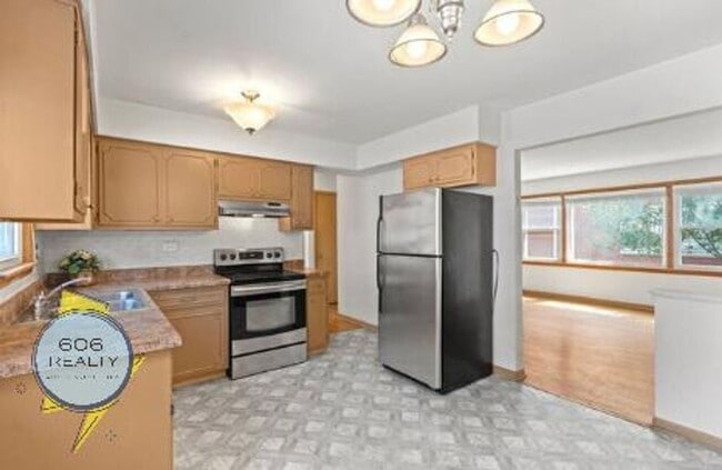 Building Photo - 9451 Maple Dr
