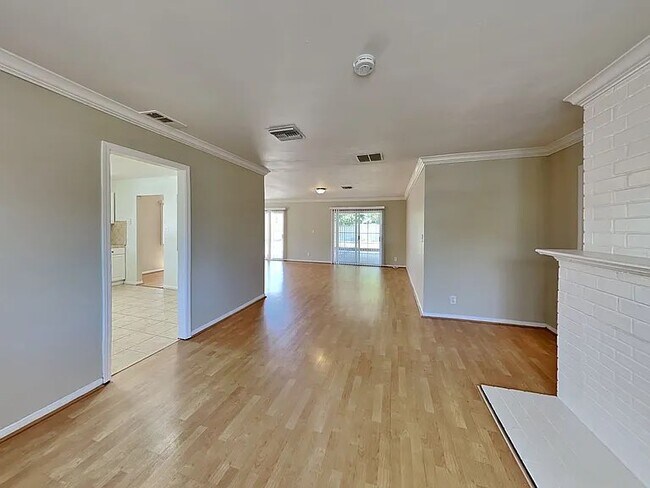 Building Photo - 7943 Lasaine Ave