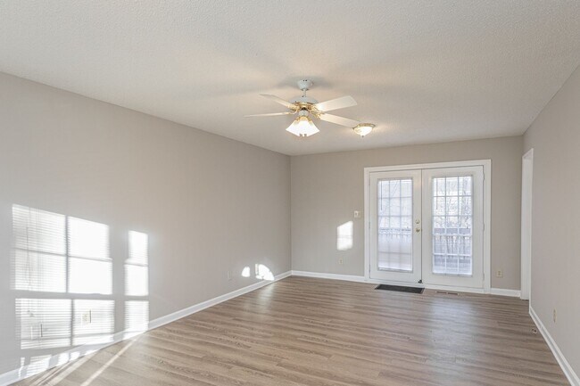 Foto del edificio - NW Two Story Home, New Flooring, Just Pain...