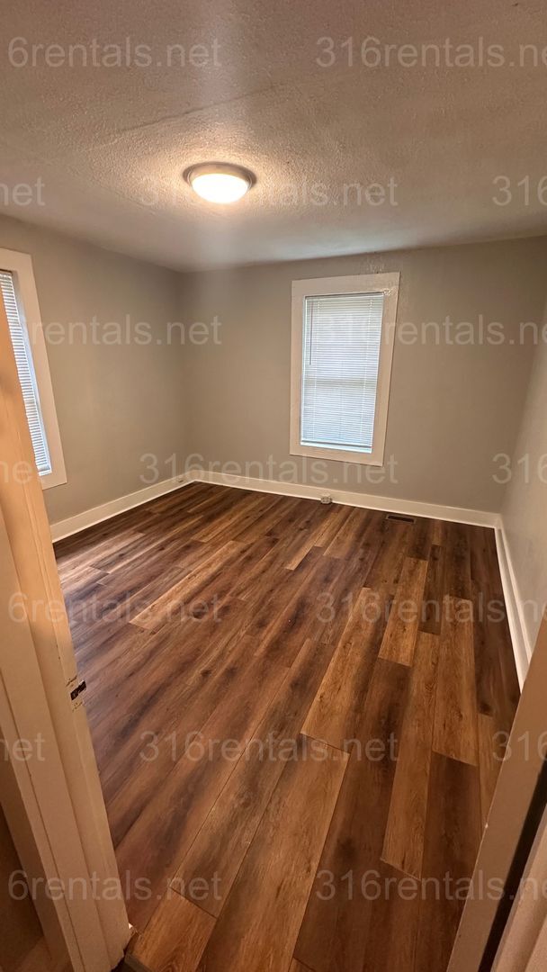 Building Photo - $925 - 2 bed 1 bath - Single Family Home