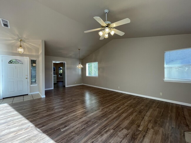 Building Photo - 6 Knotts Glen Ct